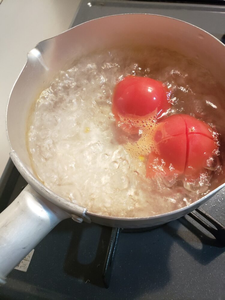 鍋にお湯を沸かしてトマトを入れます